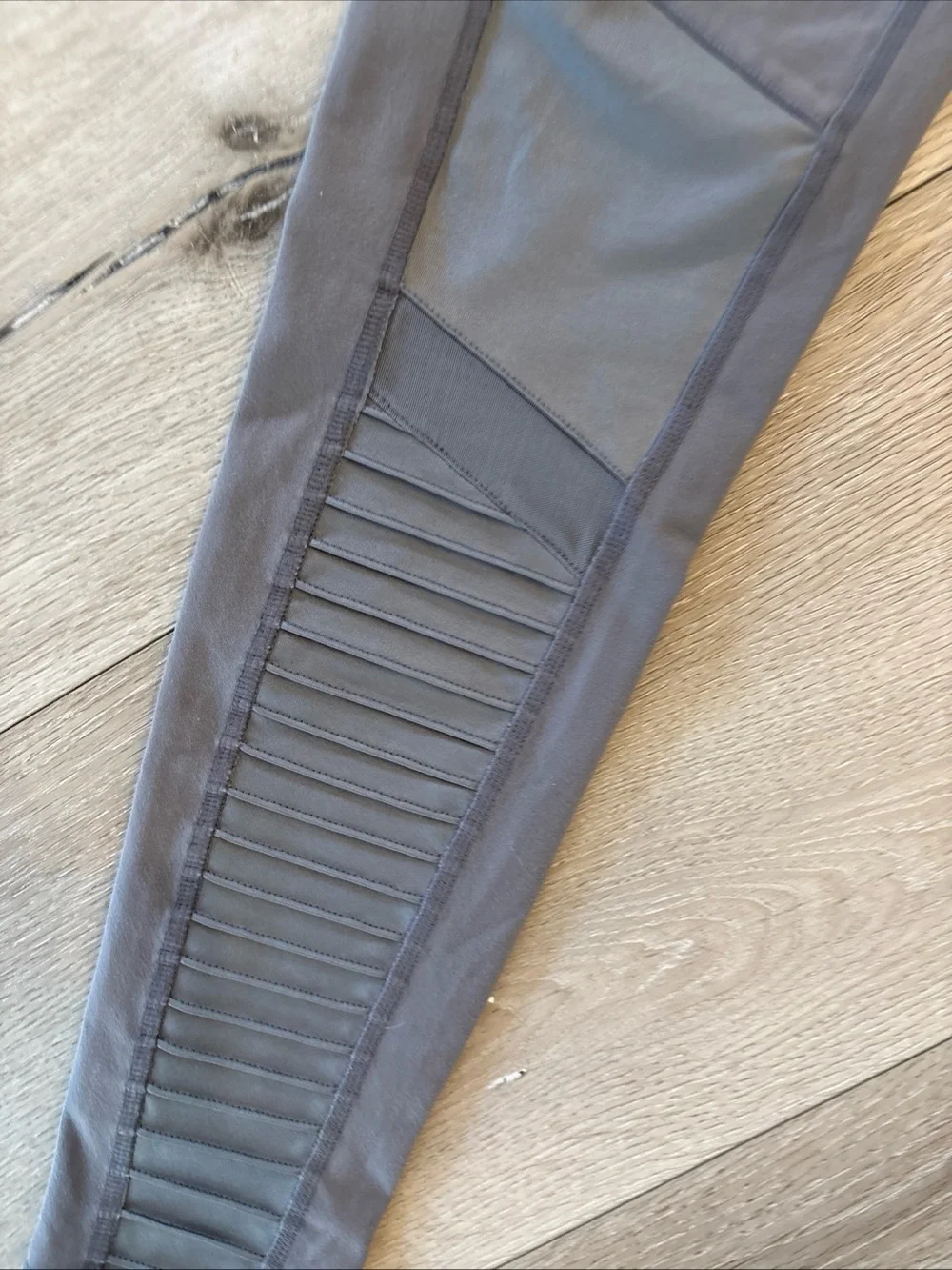 Alo Yoga Moto Leggings Gray Ribbed Panel  Yoga  Size M Low Waist EUC